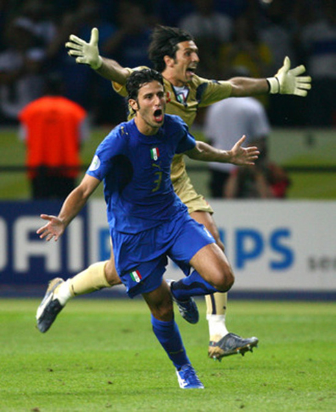 Mondiale 2006 (89).jpg - Italy's Fabio Grosso (front) celebrates with team mate Gianluigi Buffon after scoring the winning penalty during the penalty shootout in the World Cup 2006 final soccer match between Italy and France in Berlin July 9, 2006. FIFA RESTRICTION - NO MOBILE USE     REUTERS/Kai Pfaffenbach (GERMANY)